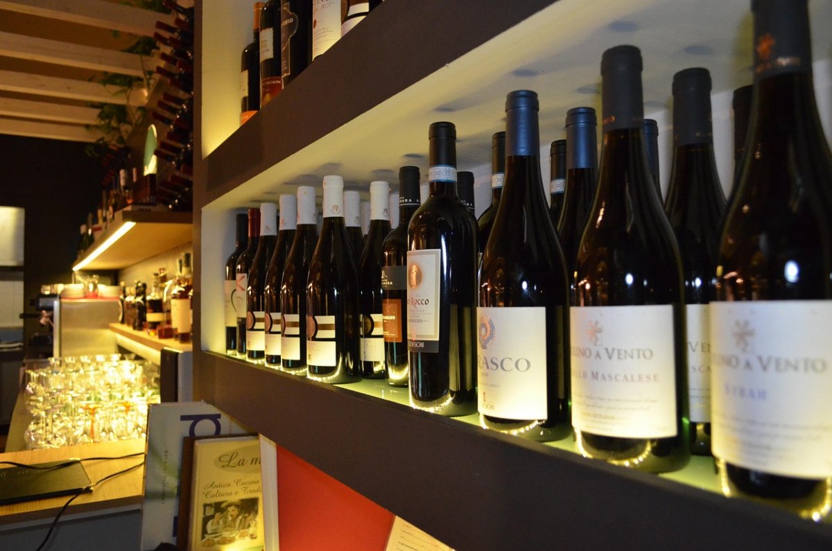 Sondaż. Prawie 69 proc. badanych uważa, że alkohol jest zbyt łatwo dostępny