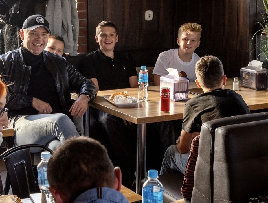 Tego jeszcze nie było! Prezydent z młodzieżą na kebabie 