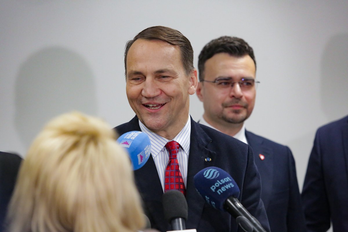 Co z zatrzymanymi Polakami? Sikorski: powiem brutalnie 