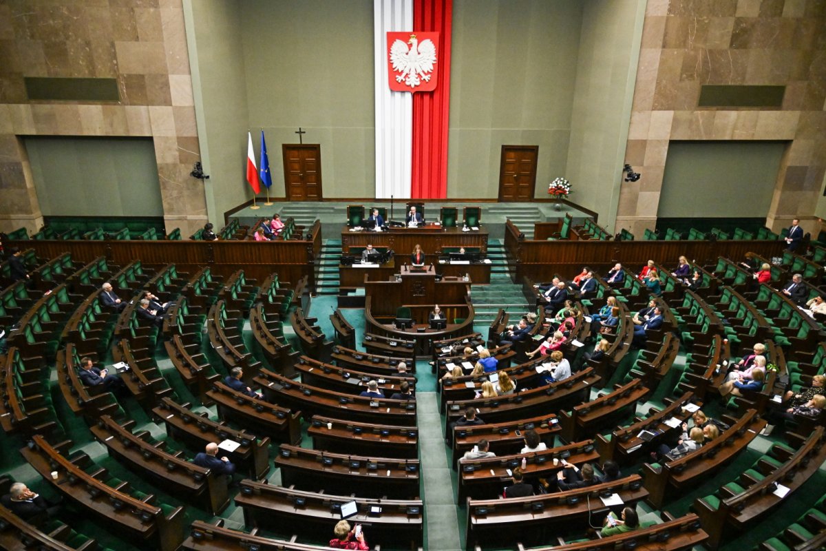 Sondaż CBOS: coraz więcej Polaków przeciwko rządowi