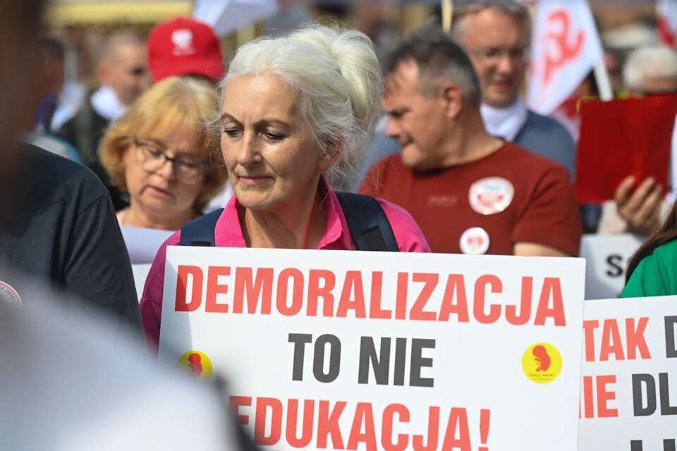 Protest nauczycieli w Warszawie przeciwko zmianom Nowackiej. „Nie zgadzamy się na deptanie praw rodziców i na deprawację dzieci”
