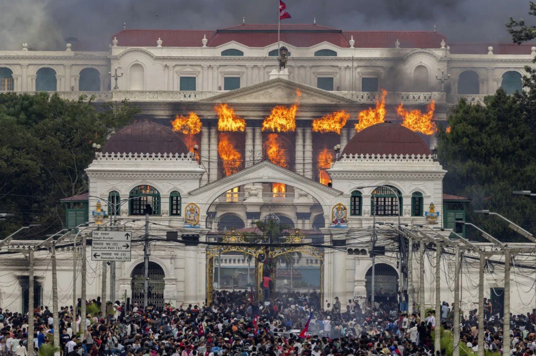 Dymisja premiera po protestach w Nepalu. Demonstranci podpalili parlament
