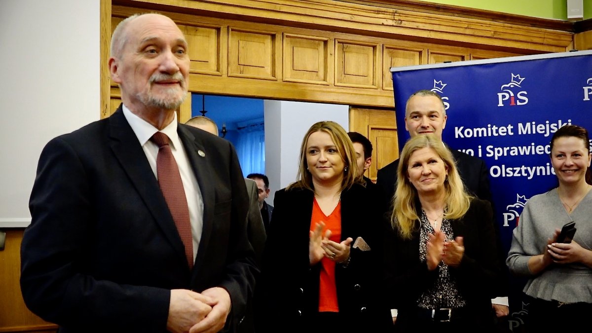 Macierewicz usłyszał zarzut ujawnienia informacji niejawnych 