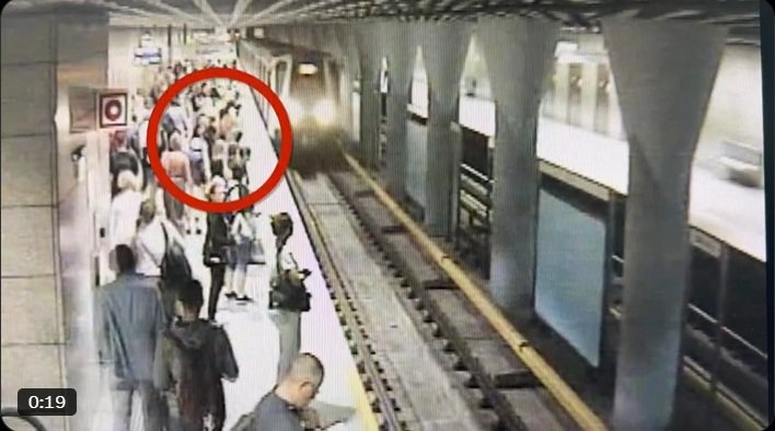 Chciał wepchnąć kobietę pod pociąg w warszawskim metrze. Jest nagranie