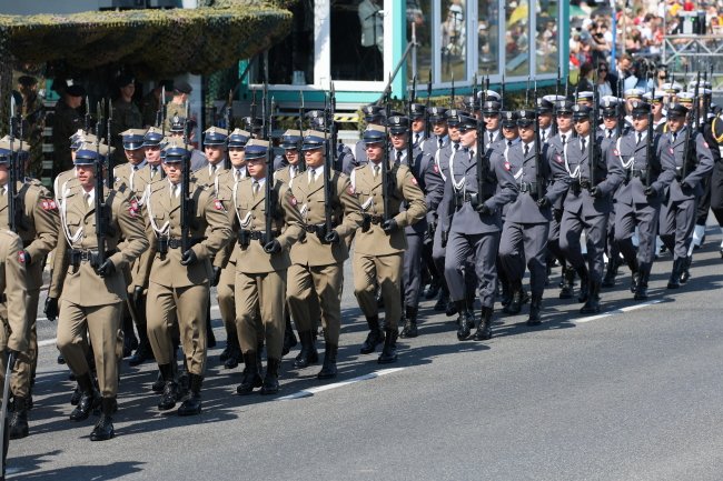 Defilada na warszawskiej Wisłostradzie