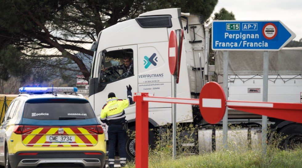 Francuska policja mówi „stop” – migranci zawracani do Hiszpanii