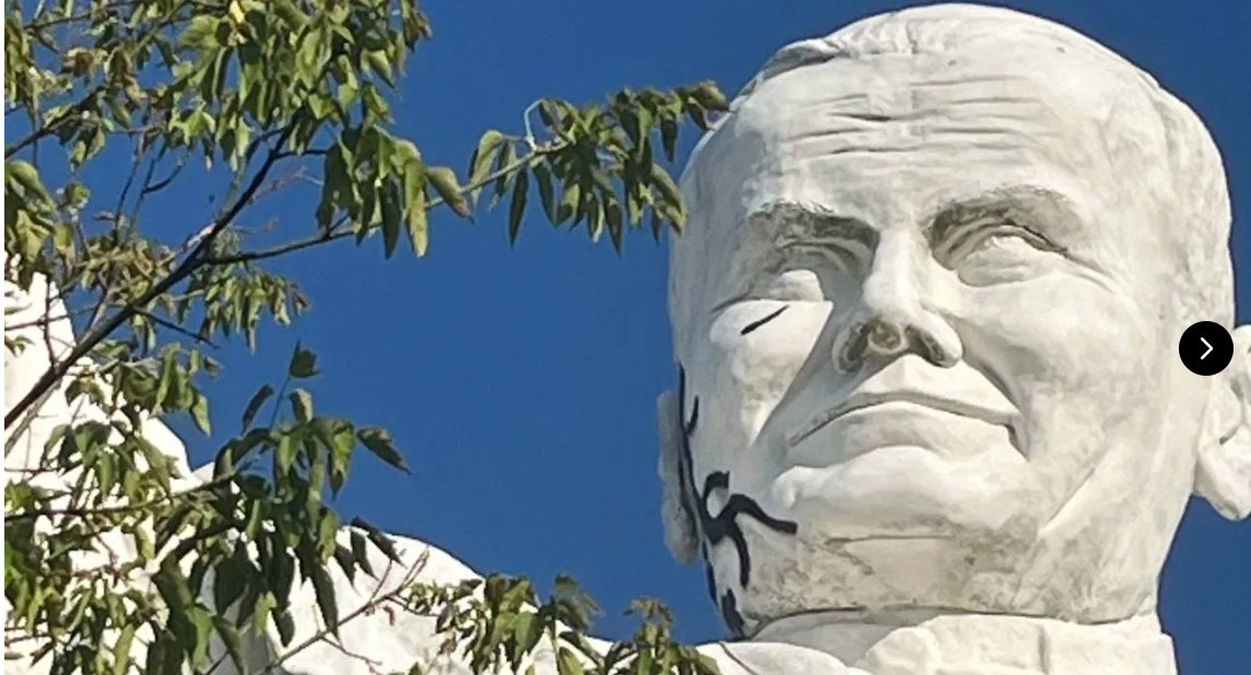 Profanacja pomnika św. Jana Pawła II w Częstochowie. Miasto umywa ręce?