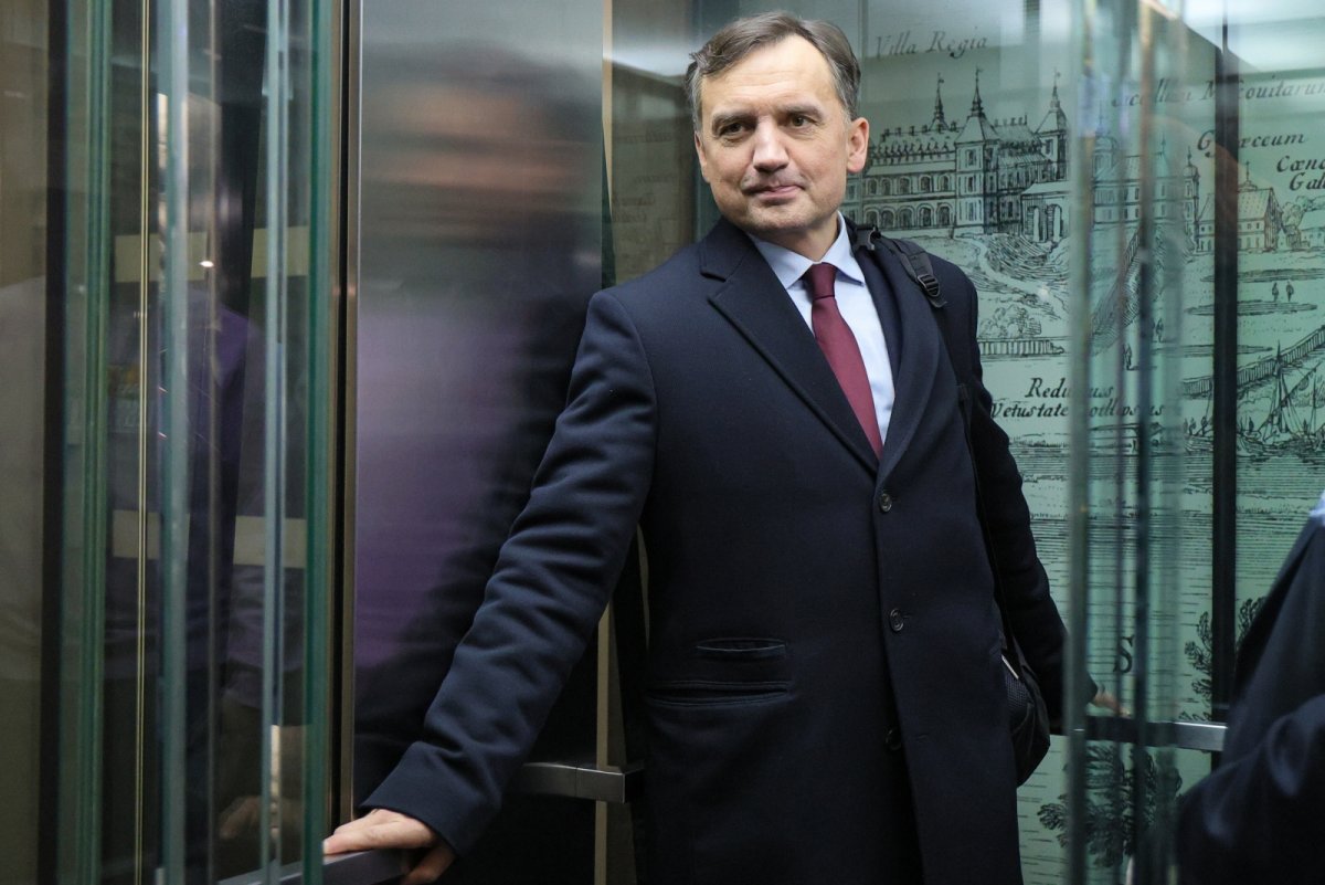 Szef MS zawiesza prezesów sądów. Ziobro zapowiada kroki