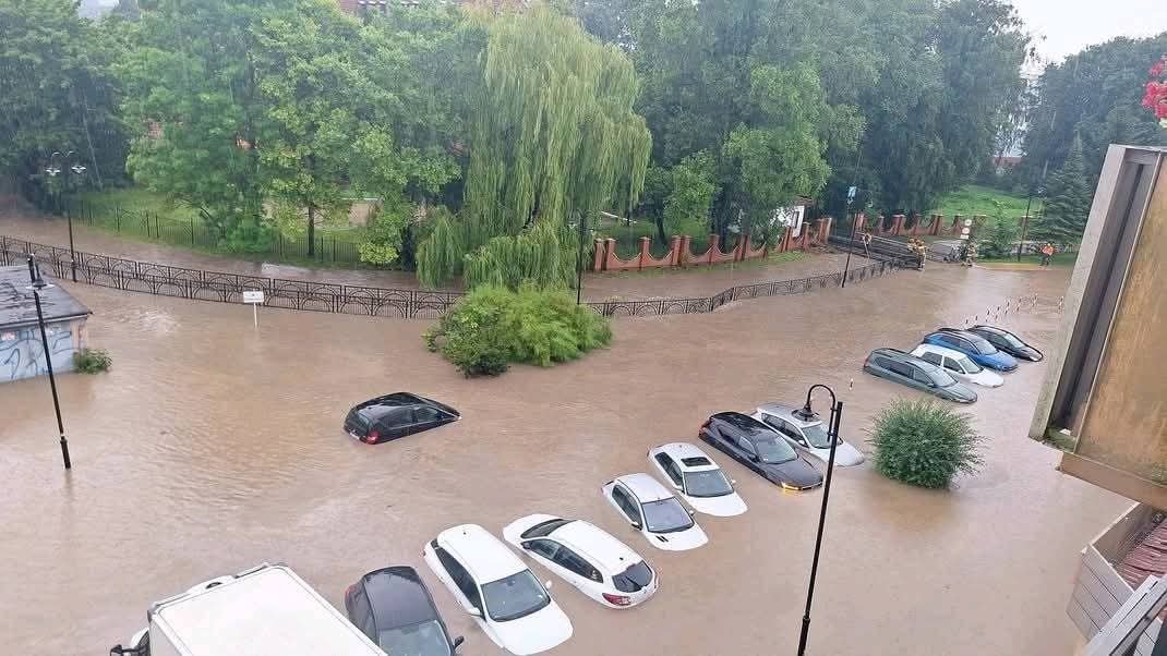 Tysiące interwencji strażaków w związku z ulewami. Piwnice, szkoły i drogi pod wodą