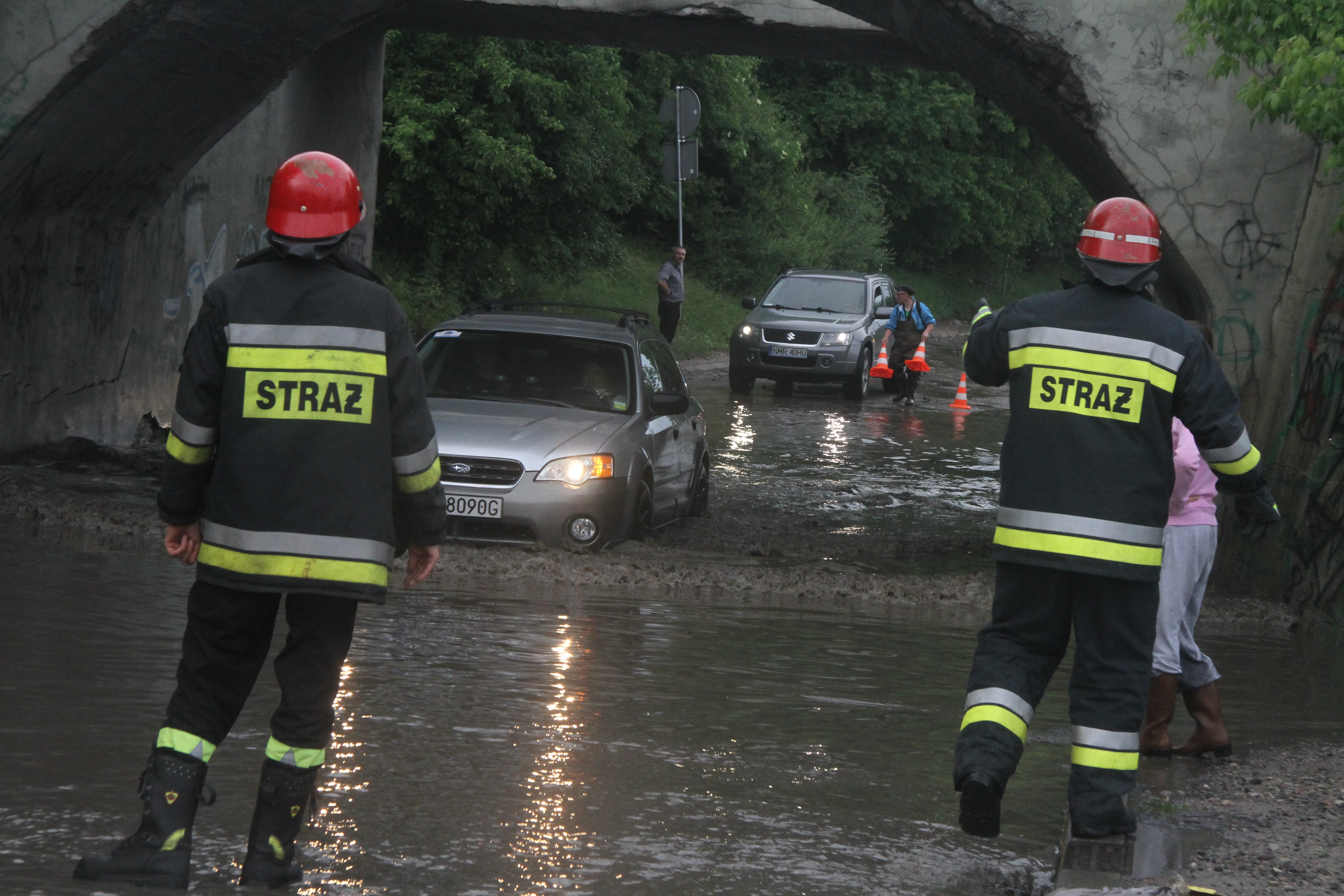 IMGW ostrzega przed burzami i wzrostami stanów wód. Klimczak zapowiada