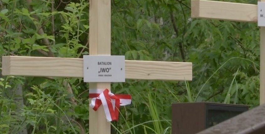 Obywatele biorą sprawy w swoje ręce i stawiają krzyże na Kopcu Powstania Warszawskiego