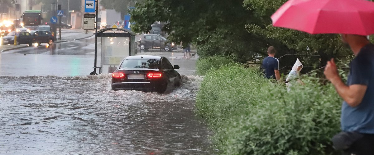 Trudna sytuacja pogodowa w Polsce. Burze i ulewy paraliżują miasta [WIDEO]