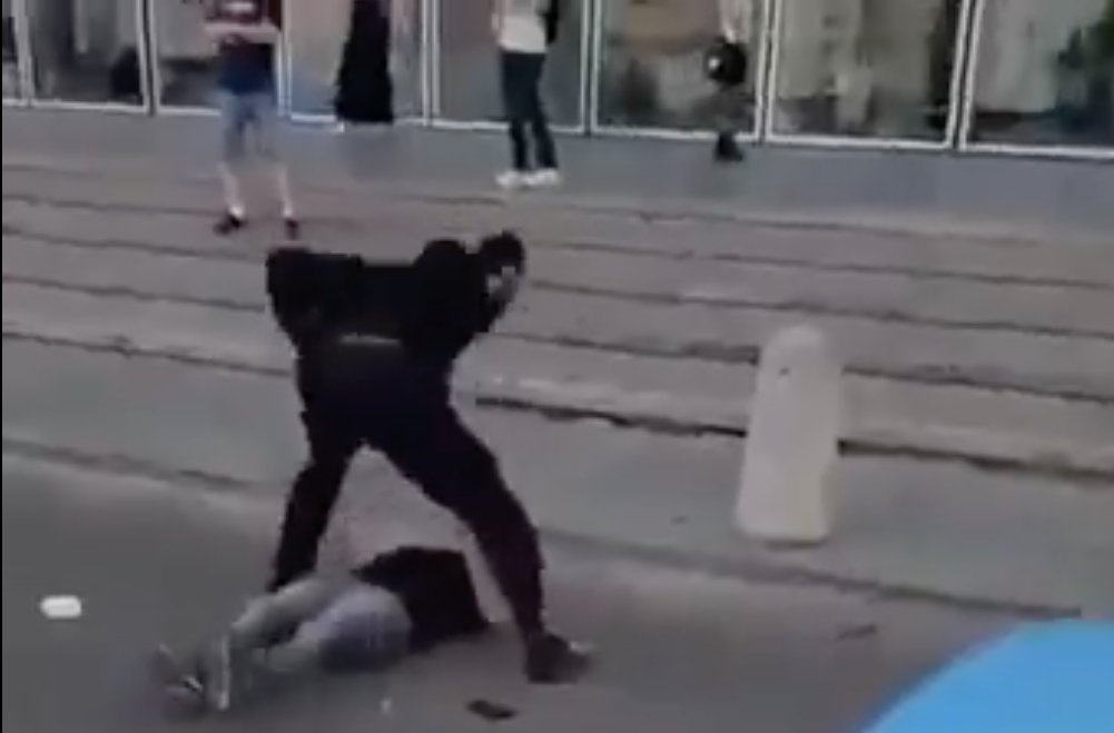 Brutalny atak czarnoskórego mężczyzny w centrum Warszawy 