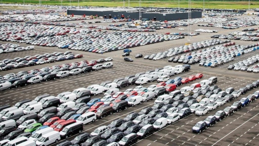 Port w Antwerpii zapełniony tysiącami aut, ciężarówek i traktorów