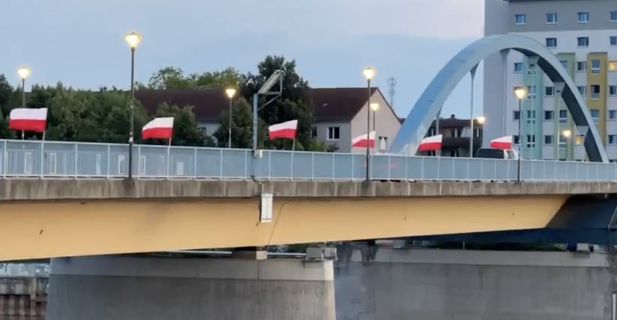 Most w Słubicach w biało-czerwonych flagach