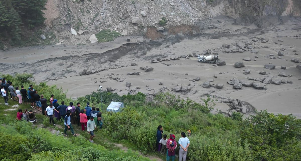 Nepal: Wezbrana rzeka porywa 18 osób, niszczy most łączący kraj z Chinami