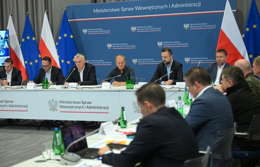 Tusk na sztabie kryzysowym: gotowość na każdy scenariusz