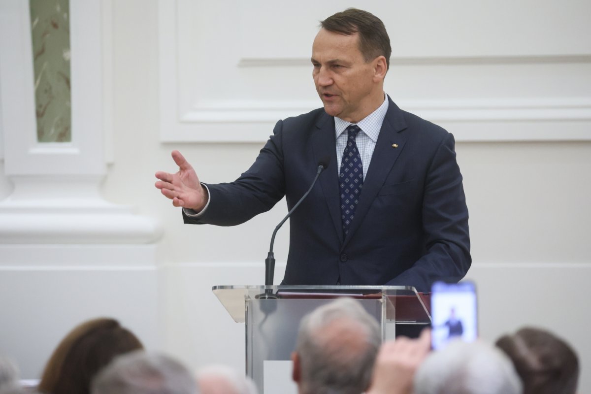 Zmasowany atak na Kijów. Sikorski: ucierpiał budynek polskiej ambasady
