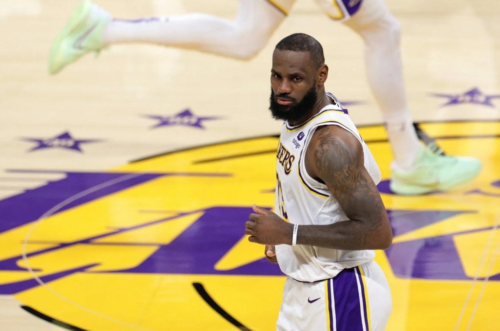 Król nie schodzi z tronu – LeBron James przedłuża kontrakt z Lakers