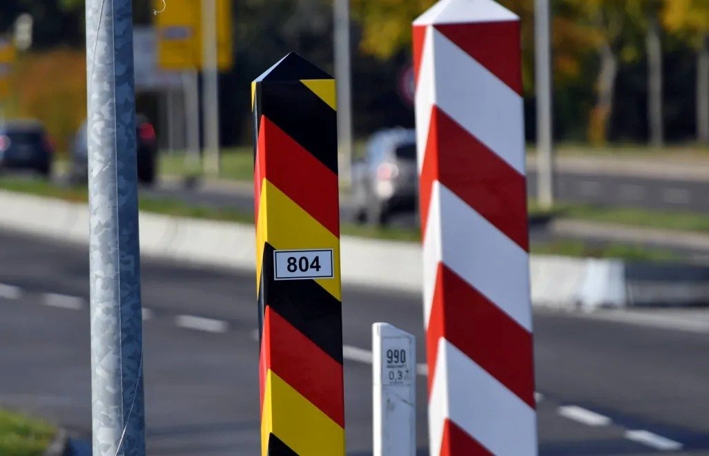 Niemcy zrzucają migrantów, rząd milczy. Polska staje się celem!