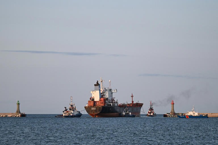 Po 8 latach przestanie straszyć. Statek Khatanga opuszcza port w Gdyni