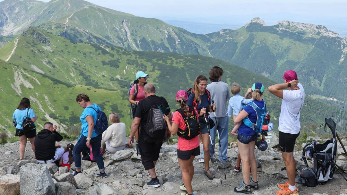 Długi weekend wydłuża sezon pod Tatrami. Zakopane prawie pełne