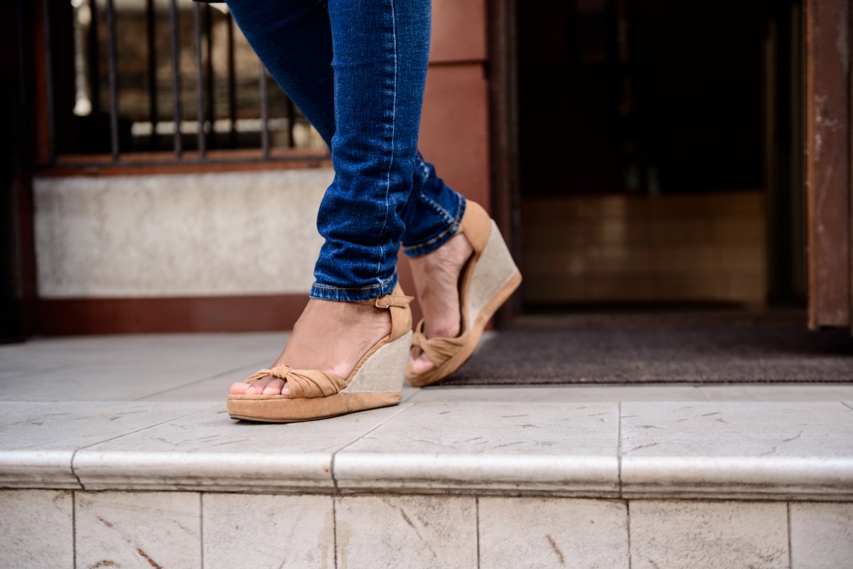 Wygoda i styl na koturnie. Te buty będą hitem lata 2025