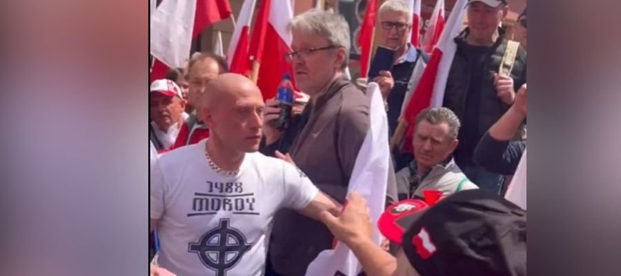 Prowokacja podczas Marszu za Polską. Neonazista z flagą 1488 wtargnął w tłum
