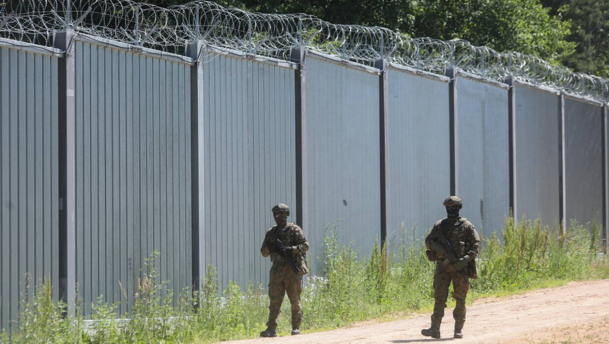 Migranci zaatakowali funkcjonariuszy straży granicznej . Jeden został ranny