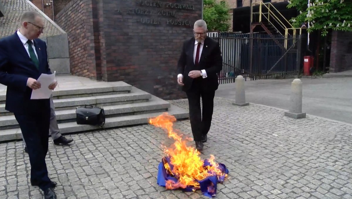 Braun podpalił flagę Unii Europejskiej [WIDEO]