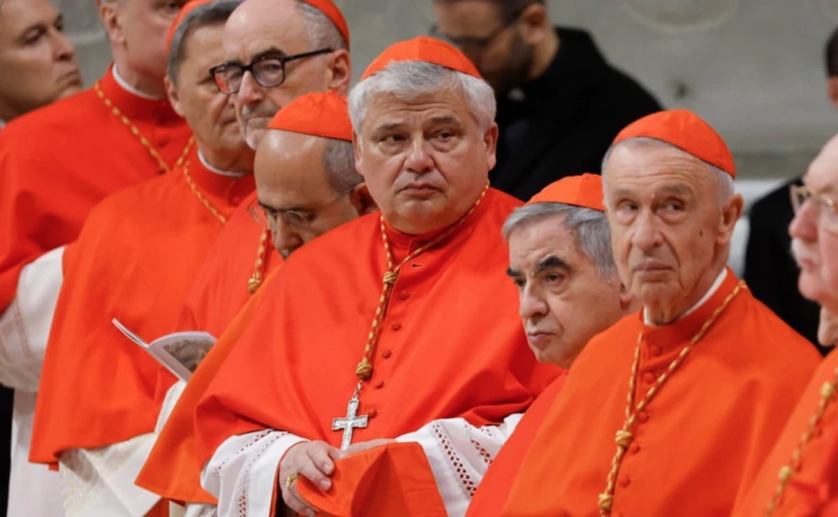 Kard. Ruini przed konklawe: trzeba przywrócić Kościół katolikom