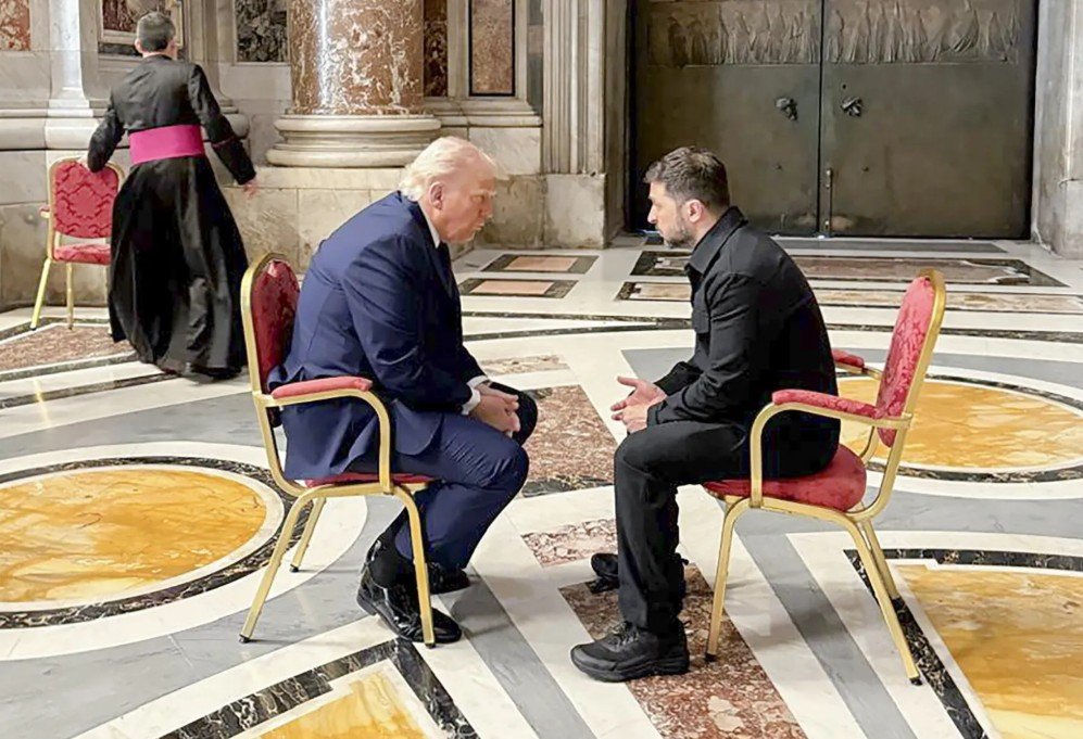 Prezydenci Zełenski i Trump przeprowadzili rozmowę w Rzymie. 