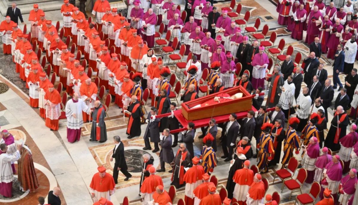 Tłumy żegnają papieża Franciszka. Zobacz nagranie z przeniesienia trumny do bazyliki