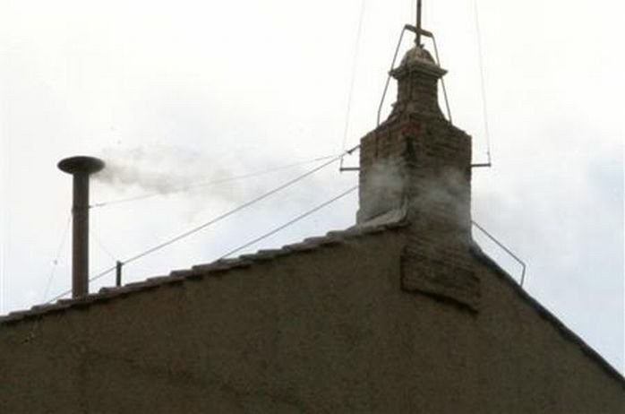 Skazał go watykański trybunał. Domaga się udziału w konklawe