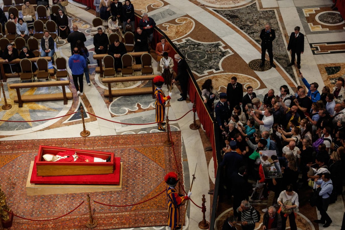 Wiadomo, kto będzie przewodził pochówkowi papieża Franciszka