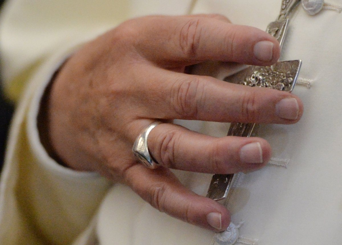 Dzwony katedry Notre Dame biją na cześć zmarłego papieża 