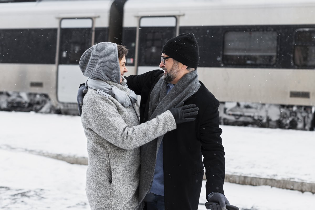 Magia zimowych podróży pociągiem – odkryj Polskę z okna wagonu