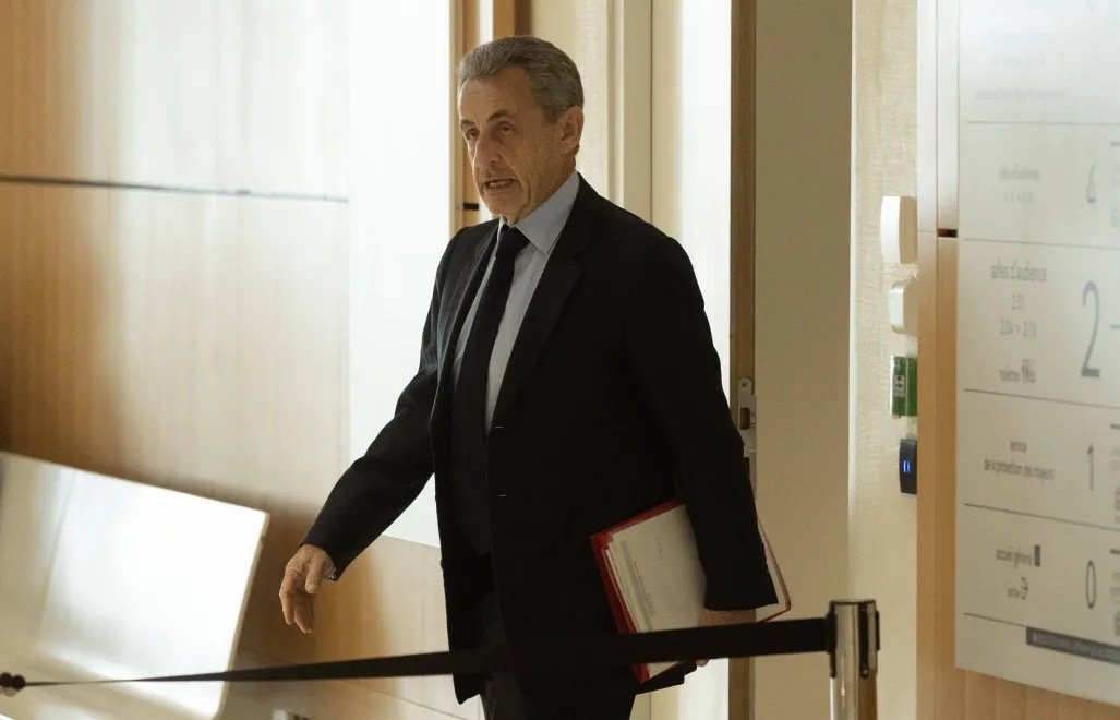 Sarkozy zaczyna odbywać karę więzienia 