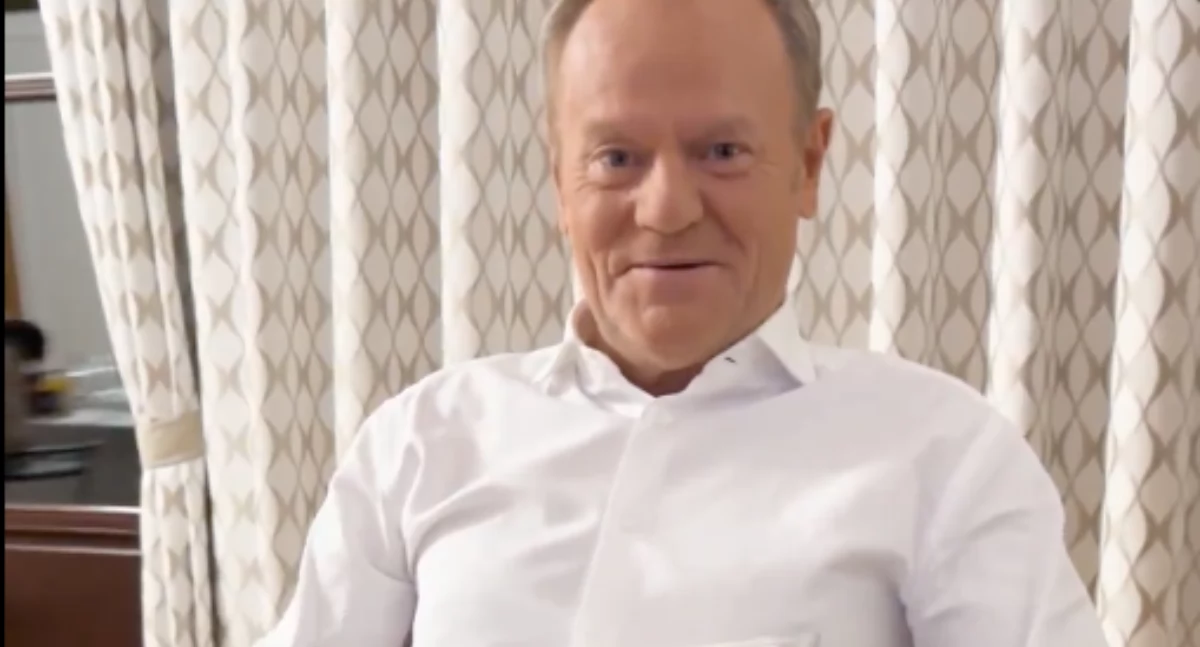 Tusk zamiast harować jak wół ogląda filmy [VIDEO]