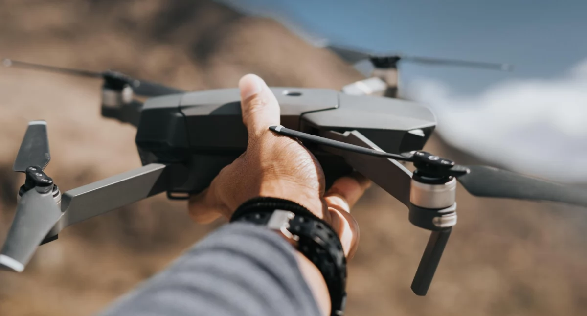 DJI Mini 5 Pro vs DJI Mavic 4 Pro – którego drona wybrać?