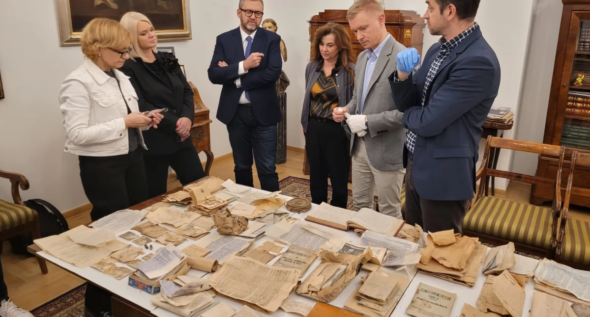 Tajna skrytka pod podłogą na Saskiej Kępie. Odkryto archiwum z czasów wojny