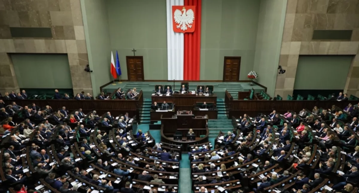 Tajne posiedzenie Sejmu. Posłowie wchodzą na salę bez telefonów