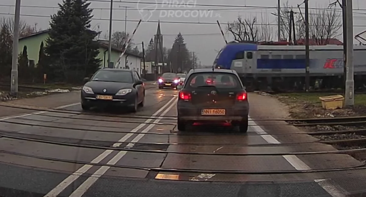 [VIDEO] Chwila grozy na przejeździe kolejowym!