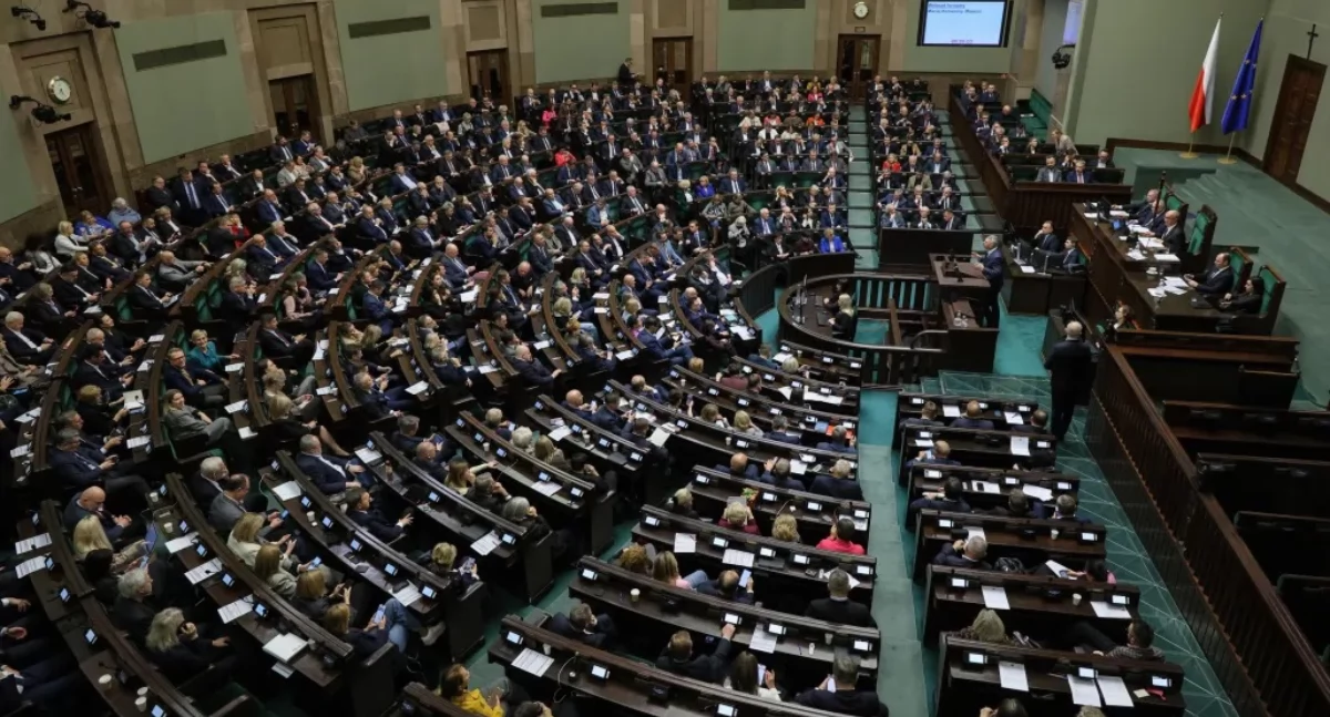 Kto rośnie w najnowszym sondażu poparcia partii politycznych?