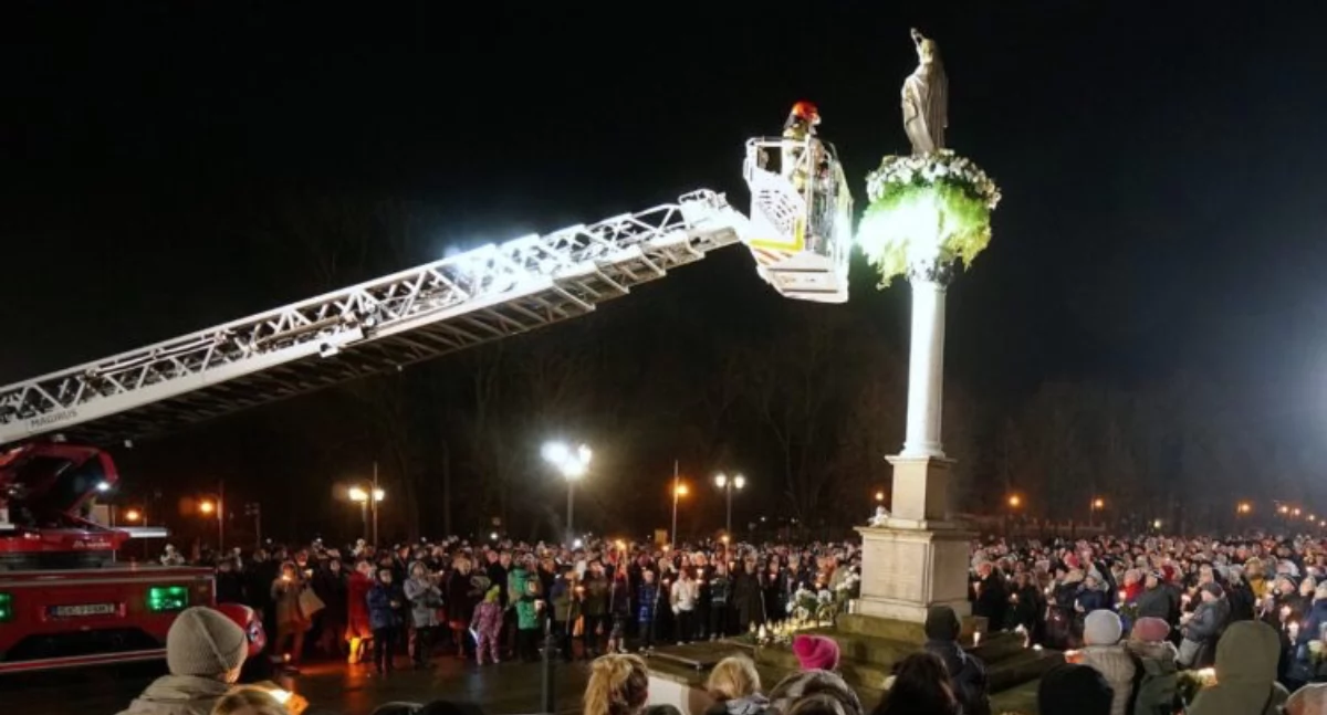 Hołd z białych kwiatów na Jasnej Górze