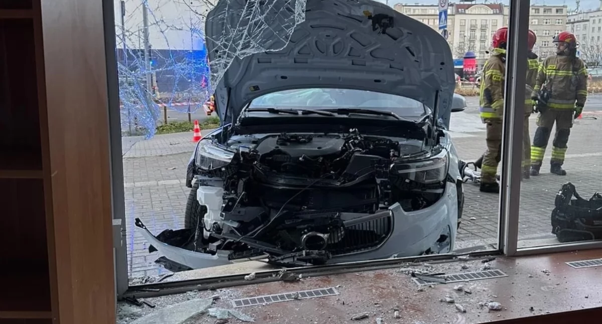 Samochód wjechał w witrynę restauracji