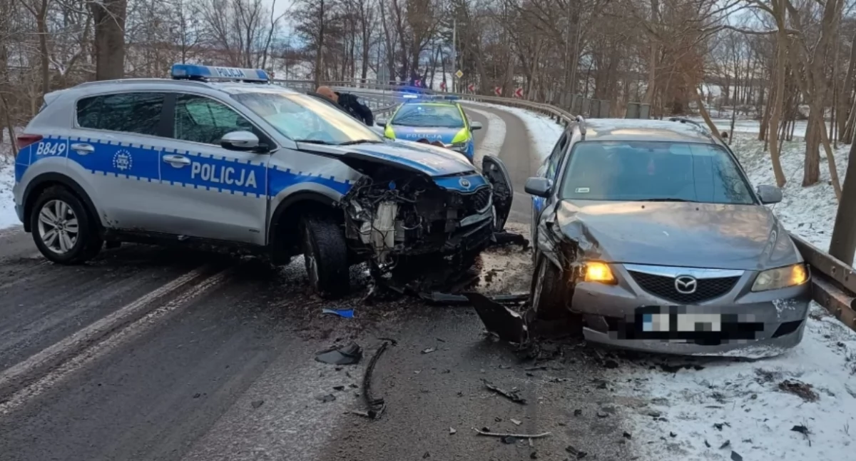 Pościg zakończył się zderzeniem. Dwaj policjanci trafili do szpitala