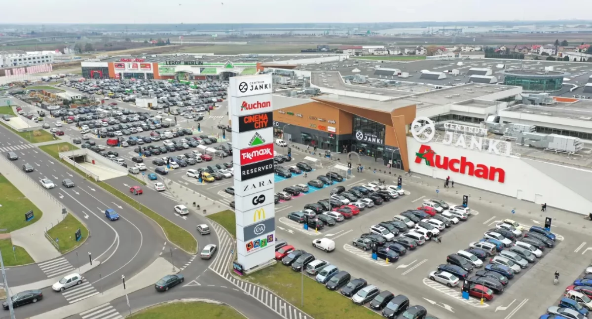 Auchan sprzedaje swoje centra. Polacy mają się czego obawiać?