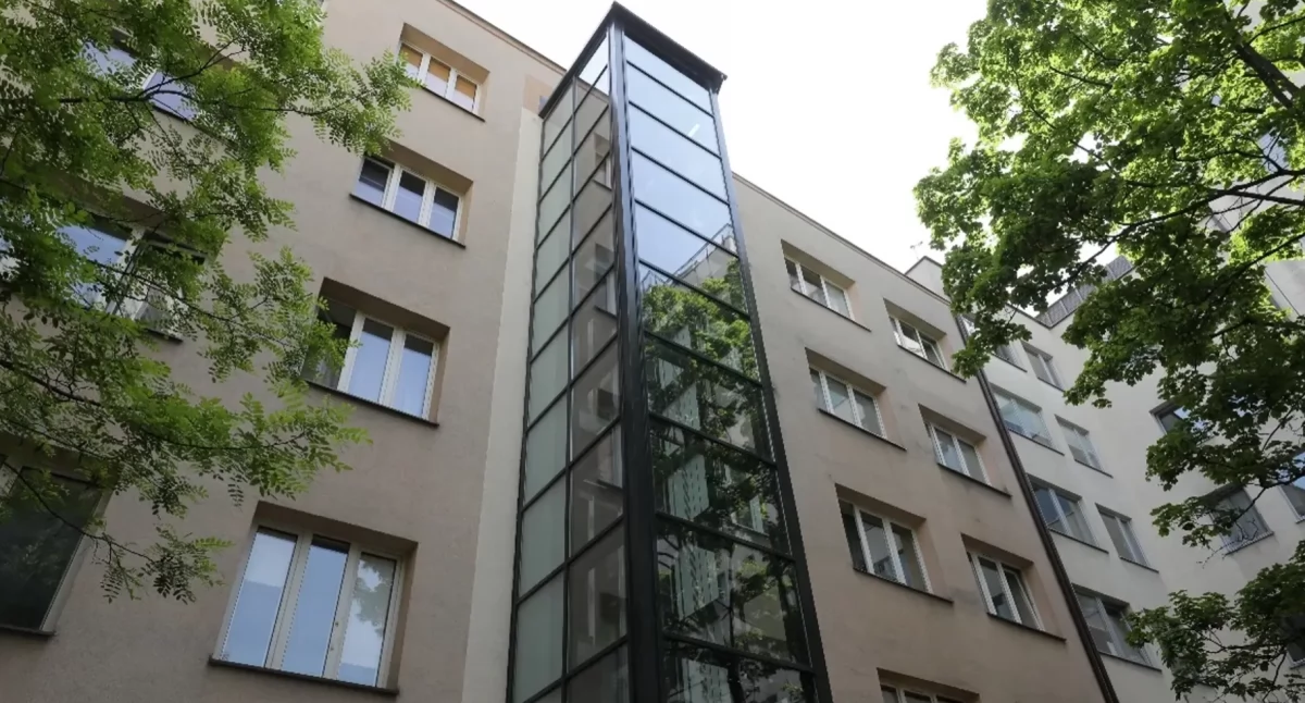 Kto i kiedy musi wybudować windę w starym bloku?