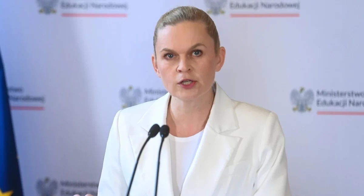 Profanacja krzyża w szkole. Nowacka komentuje 